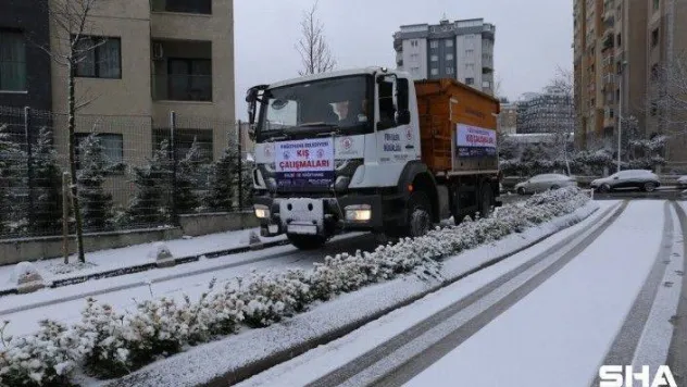 Kağıthane'de karla mücadele ekipleri günün ilk ışıklarıyla sahaya indi