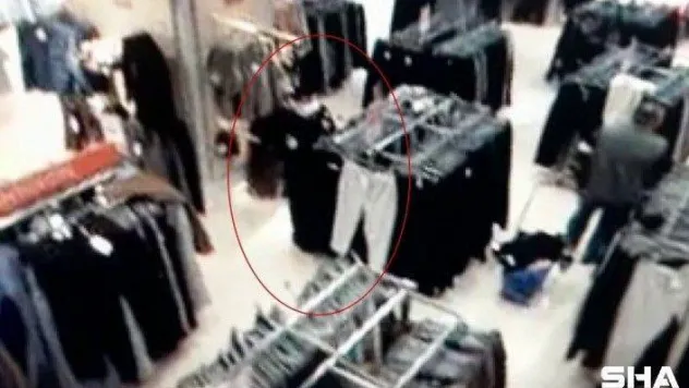 Mağazada müşterinin çantasından para çalan hırsız, aynı işyerindeki güvenlik görevlisi çıktı