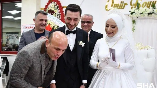 Nikâh masasında sürpriz doğum günü kutlaması