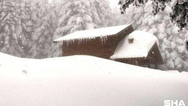 (Özel) Kar kalınlığı 2 metreyi bulunca köşkler kar altında kaldı