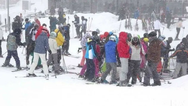 Uludağ'da kar kalınlığı 2 metreye yaklaştı, pistler doldu taştı