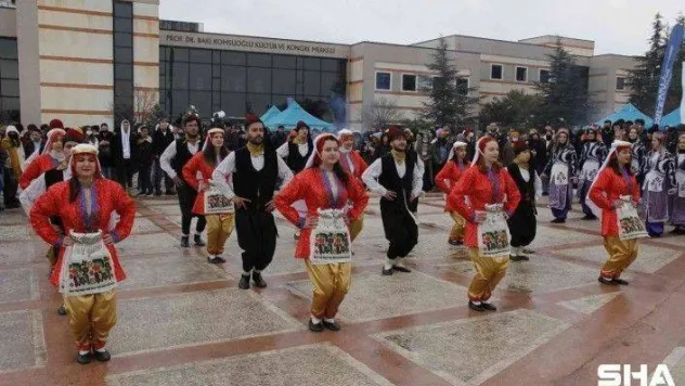 Üniversiteli gençlerden kar altında nevruz kutlaması