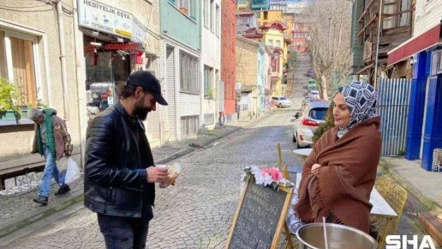 Üsküdar'da bir işletme Çanakkale Zaferi anısına hoşaf ve ekmek dağıttı
