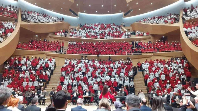 2023 çocuk, Cumhurbaşkanlığı Senfoni Orkestrası Konser Salonu'nda şarkıları seslendirdi