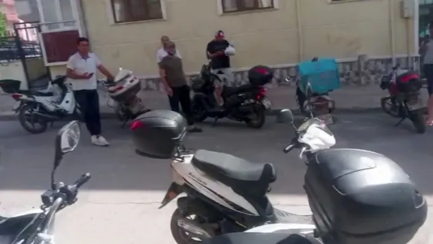 25 yerden aynı anda sipariş verildi, evin önünde kuryeler toplandı