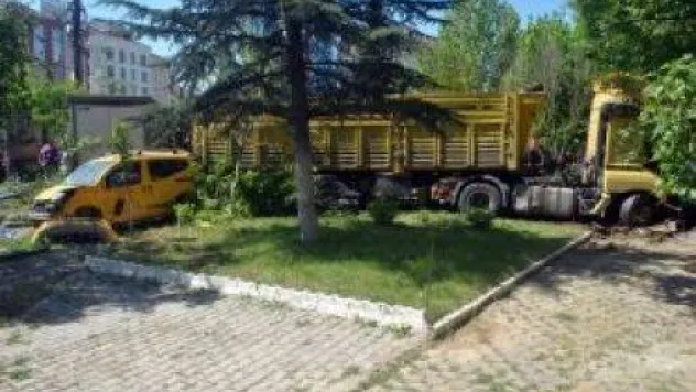 3 Araca Çarpan Tır, Çay Bahçesine Girdi