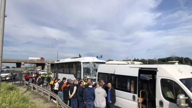 4 işçi servisi zincirleme kazaya karıştı: 2 yaralı
