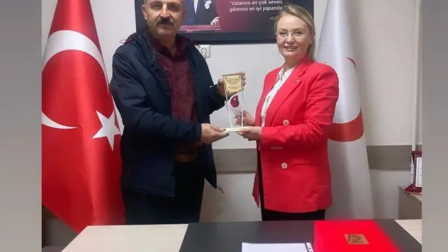50 kez kan bağışı yapan vatandaşa plaket takdim edildi