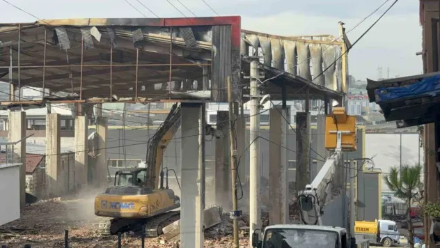 7 kişinin öldüğü parfüm dolum tesisi yıkılıyor