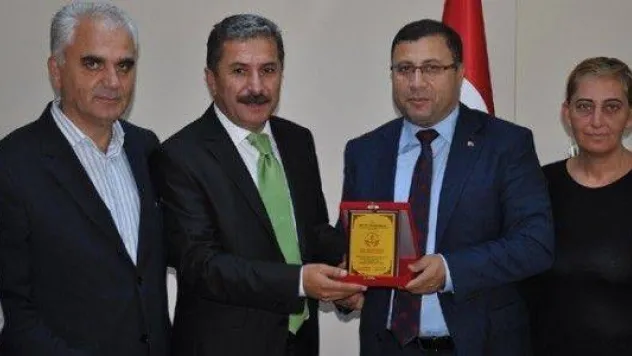 75.Yıl'dan Karakaş'a Teşekkür Plaketi