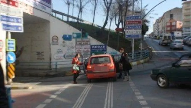 Acemi Sürücü trafiği felç etti