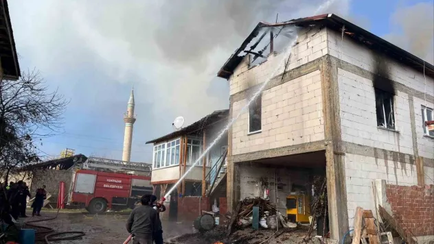 Ahırdaki 6 büyük ve 40 küçükbaş hayvan yangında son anda kurtarıldı