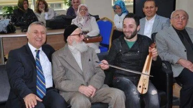 Ak Parti'de Yaşlılara Kemençeli Kutlama