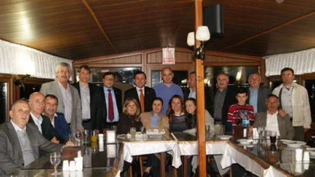 Ak Partililer Yemekte Buluştu
