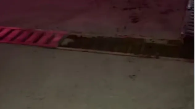 Akaryakıt istasyonu girişinde ilginç kaza: Yerinden çıkan mazgal, otomobilin motor kısmına çarptı