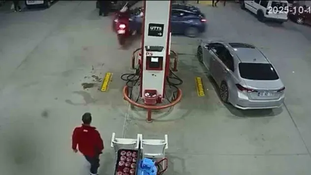 Akaryakıt istasyonundaki kaza kameralara yansıdı