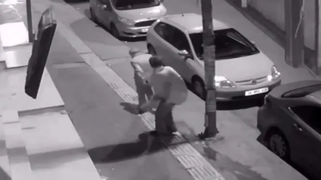 Alkollü kadın, yaşlı adamı öldüresiye dövdü: o anlar kamerada