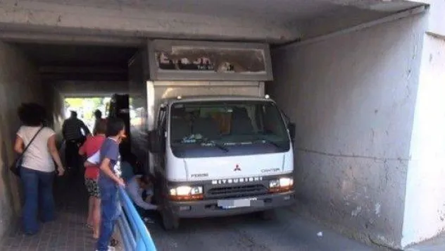 Alt geçitte sıkışınca…