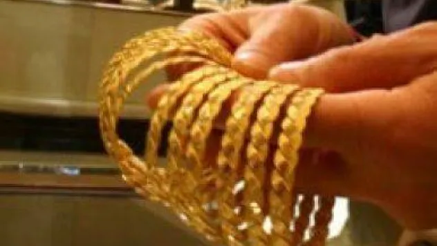 Altın fiyatları düşmeye devam ediyor