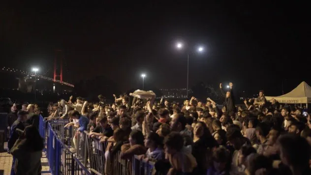 Altınova Gençlik Festivali'nde Tefo-Sefo ve Dilan Tatlıses, gençleri coşturdu