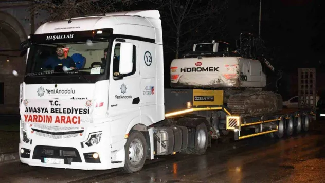 Amasya'dan deprem bölgesine yardım tırları ve iş makineleri gönderildi