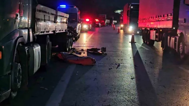 Anadolu Otoyolu'nda feci kaza: Genç tır şoförü lastik değiştirirken başka bir tırın altında kaldı