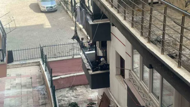 Ankara'da çıkan yangında 2 itfaiye eri dumandan etkilendi