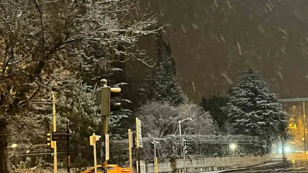 Ankara'da gece saatlerinde kar yağışı etkili oldu