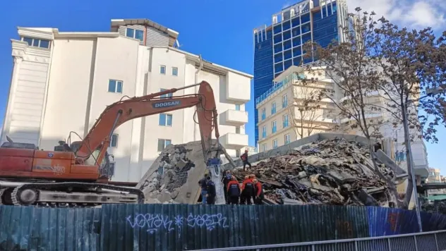 Ankara'da yıkım çalışması gerçekleştiren binada çökme meydana geldi