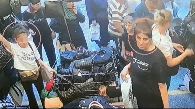 Anne ve küçük kızının organize çanta hırsızlığı kamerada