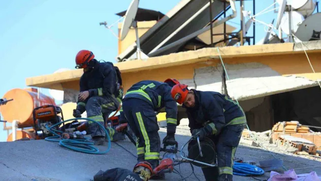 Antalya Büyükşehir Belediyesi İtfaiyesi, deprem bölgesinde 79 kişiyi kurtardı