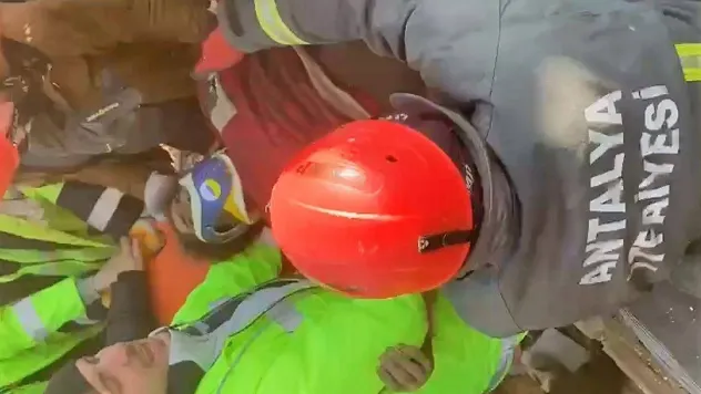Antalya Büyükşehir İtfaiyesi 62 vatandaşı enkaz altından çıkarttı