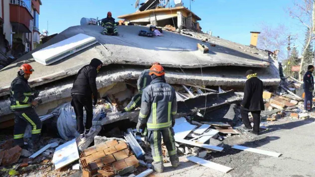Antalya İtfaiyesi 57 saat sonra bir vatandaşı enkazdan sağ çıkardı