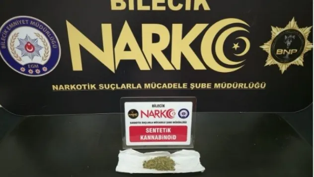 Aranan şahıs üzerinde uyuşturucuyla yakalandı