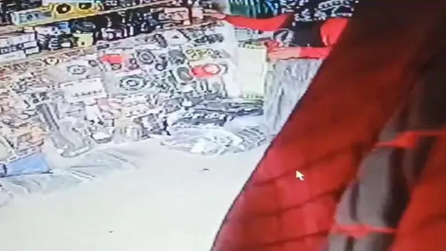 Arnavutköy'de oto aksesuarcıdan, oto kokusu çalan kadın hırsızlar kamerada