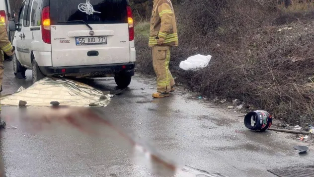 Arnavutköy'de servis aracı ile çarpışan motosiklet sürücüsü yaşamını yitirdi