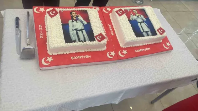ASKİ Spor Kulübü, dünya şampiyonu sporcular için kutlama pastası kesti
