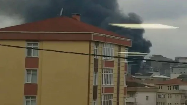Ataşehir'de bir iş yerinde yangın çıktı. Olay yerine itfaiye ekipleri sevk edildi.