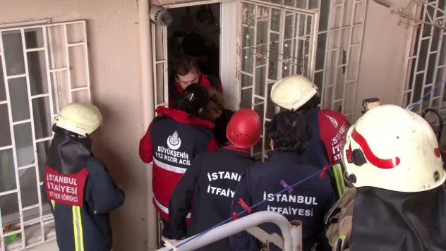 Avcılar'da mahsur kalan yaşlı iki hasta yaşlıyı itfaiye kurtardı