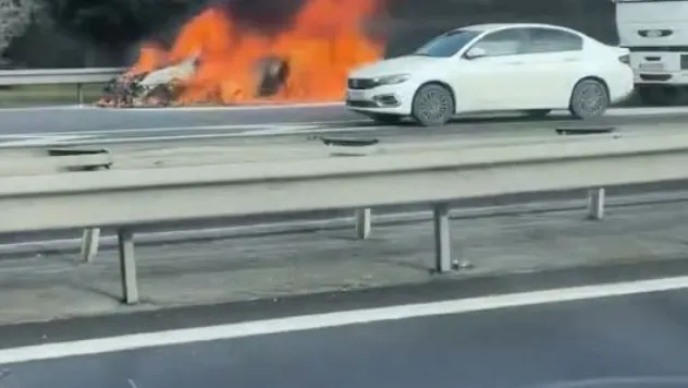 Avcılar'da seyir halindeki araç alev alev yandı