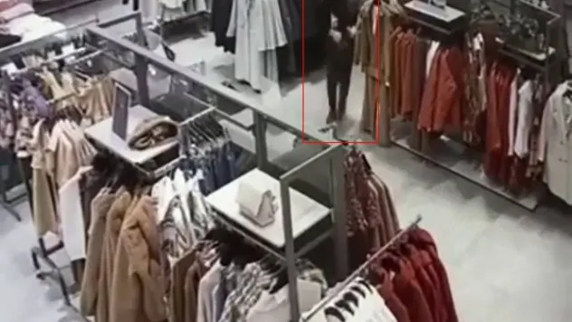 AVM'de kıyafet deneyen turistin çantasının çalındığı anlar kamerada