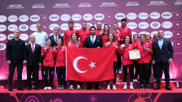 Avrupa Güreş Şampiyonası'nda milli kadın güreşçilerden tarihi başarı
