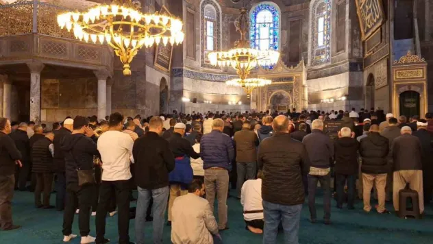 Ayasofya Camii'nde Filistin'de öldürülenler için gıyabi cenaze namazı kılındı