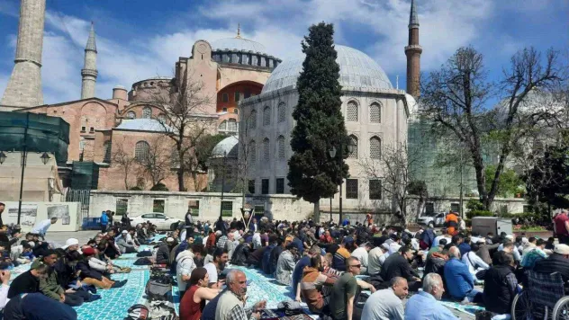 Ayasofya Camii'nde Ramazan ayının son cuma namazı kılındı