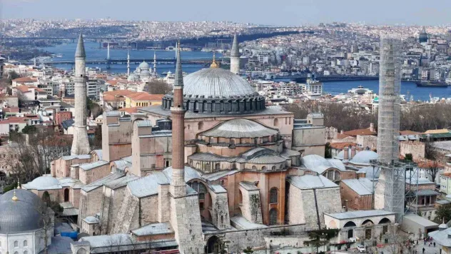 Ayasofya-i Kebir Camii Şerifinin, restorasyonunda 2. Bayezid Minaresi'nde söküm işlemi havadan görüntülendi