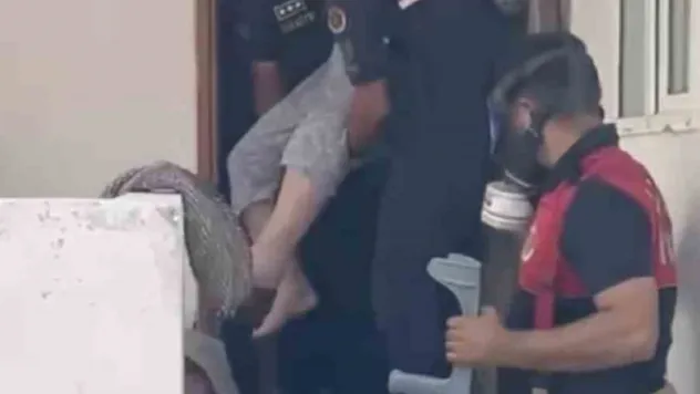 Ayvacık'taki yangında itfaiye ve jandarma ekipleri, yürüyemeyen yaşlı kadını kurtardı