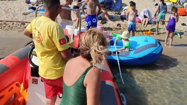 Ayvalık'ta denizde akıntıya kapılan bottaki aileyi cankurtaranlar kurtardı