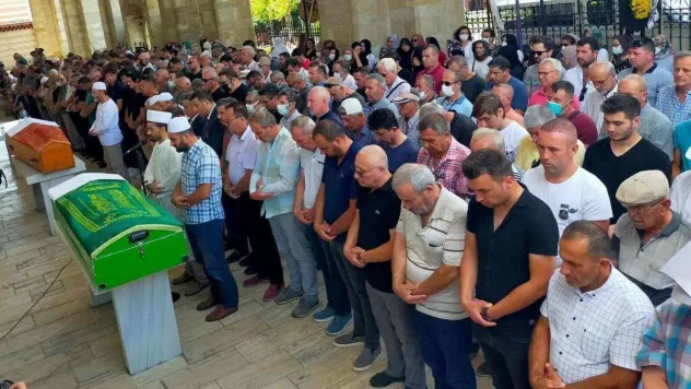 Babasının cenaze namazını kıldırdı