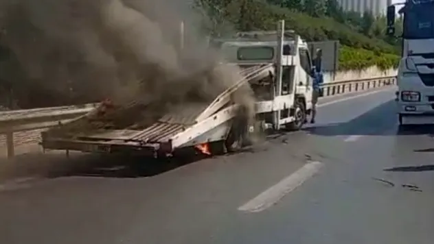 Bağcılar TEM Otoyolu'nda çekici yangını: Alevler sürücülerin müdahalesiyle söndürüldü