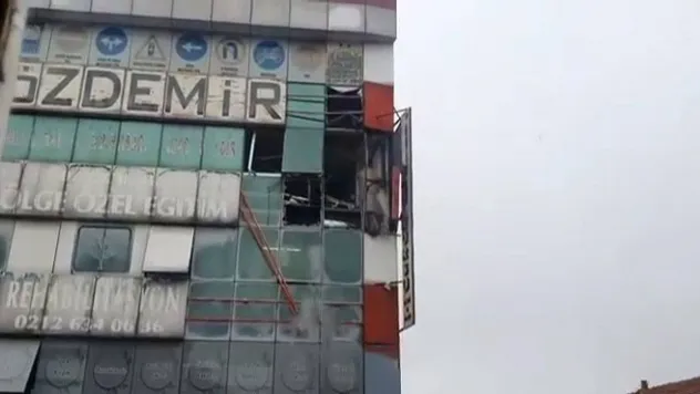 Bağcılar Yıldıztepe Mahallesi'nde bulunan bir tekstil atölyesinde patlama yaşandı. Olay yerine itfaiye ve sağlık ekipleri sevk edildi.